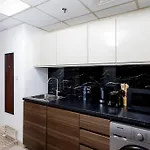 Waves Holiday Homes - Cozy & Fully Furnished Studio In Dubai Sports City