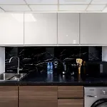 Waves Holiday Homes - Cozy & Fully Furnished Studio In Dubai Sports City