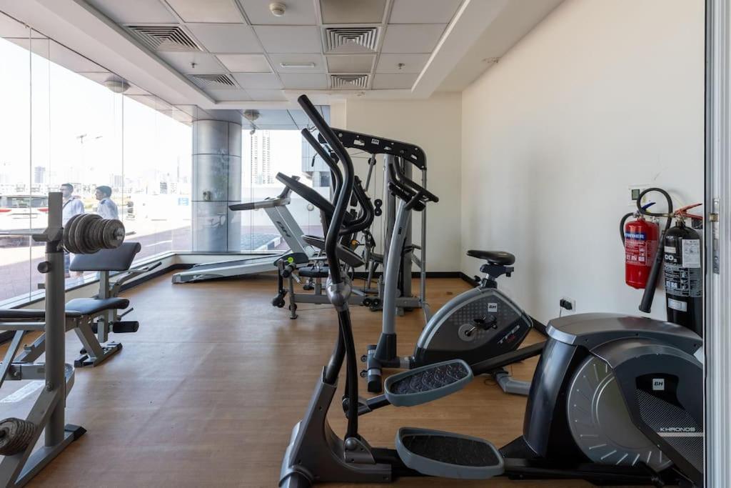 Waves Homes - Cozy & Fully Furnished In Sports Dubai